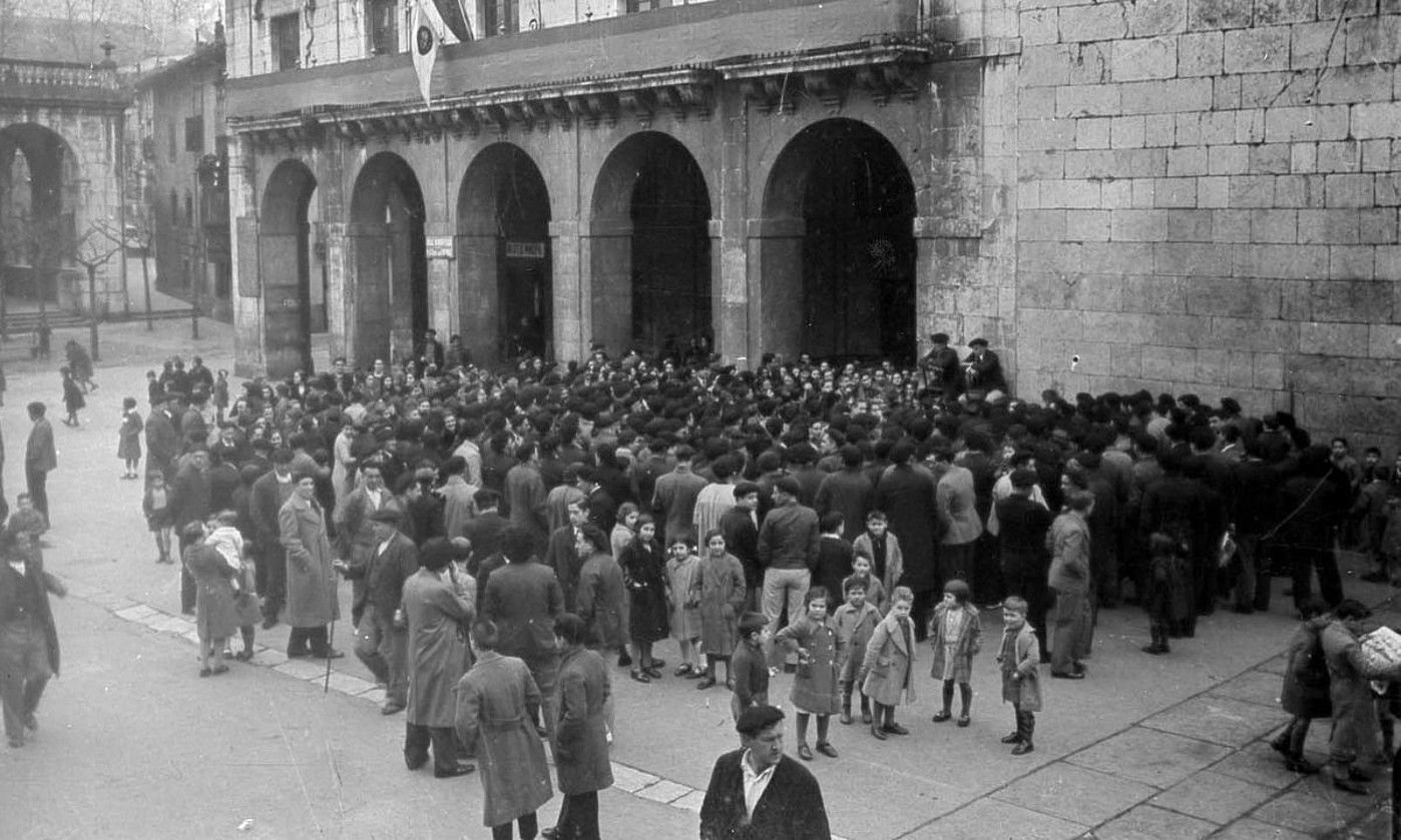 Uztapideren bertso-lagun handi bi: Zepai eta Txapel, Elgoibarren, 1933an. INDALECIO OJANGUREN, GFA. Uztapideren bertso-lagun handi bi: Zepai eta Txapel, Elgoibarren, 1933an. INDALECIO OJANGUREN, GFA.
