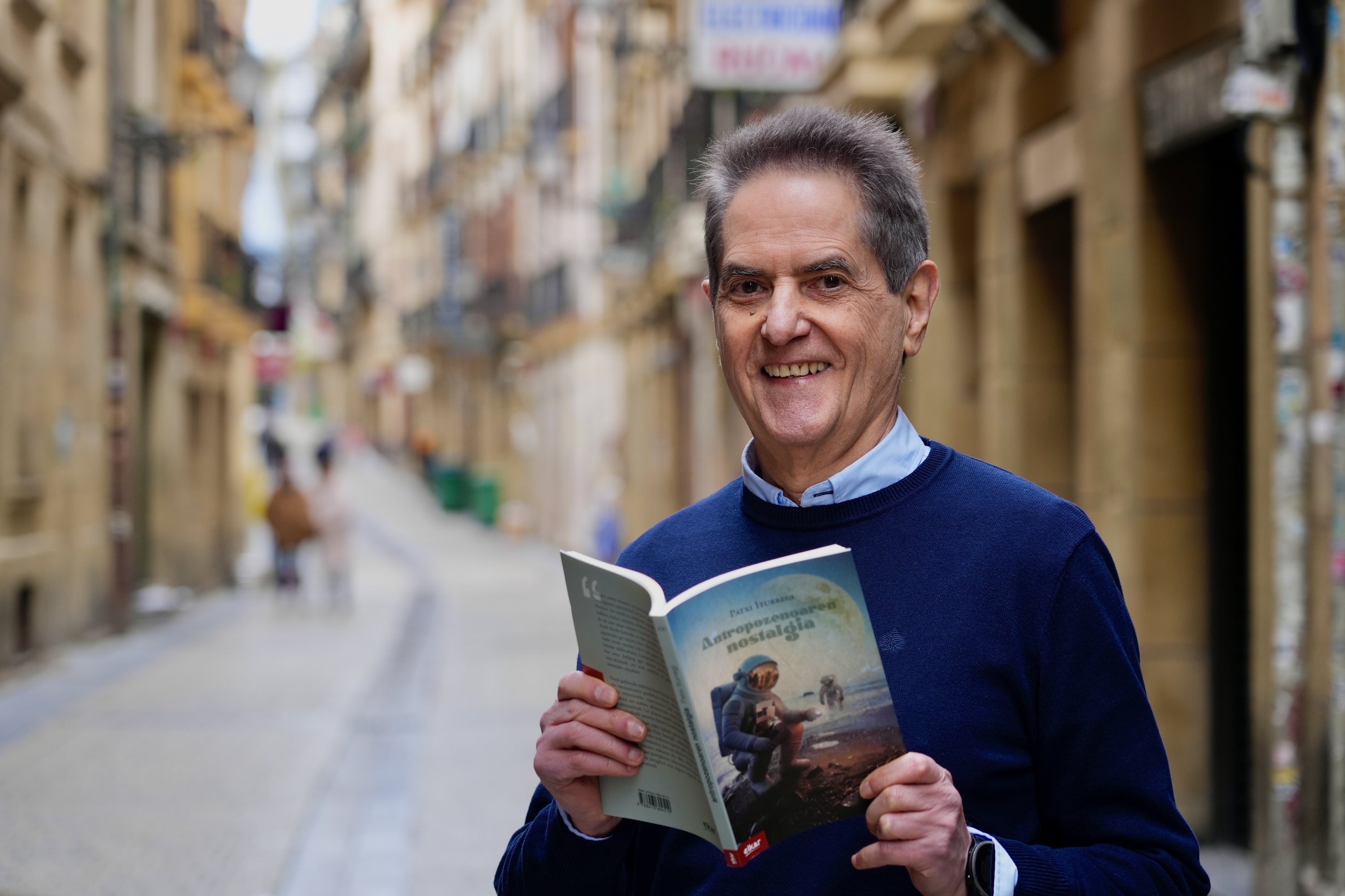 Patxi Iturregi, 'Antropozenoaren nostalgia' liburua eskuetan duela, aurkezpenaren egunean. ANDONI CANELLADA / FOKU