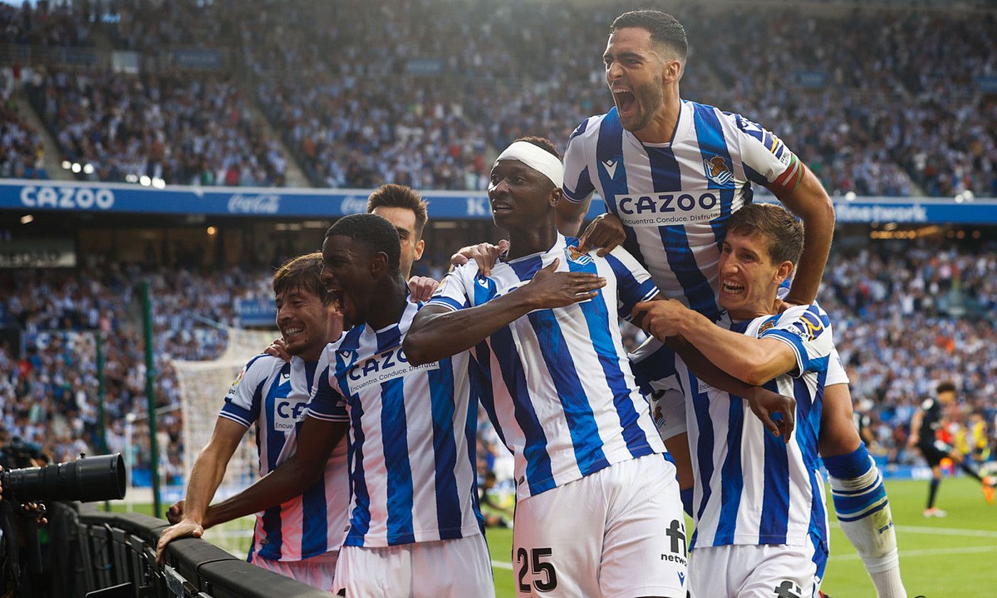 Silva, Brais, Ali-Cho, Merino eta Aihen, Sadiqek berdinketa gola sartu izana ospatzen, zaleen aurrean. JAVIER ETXEZARRETA / EFE. Silva, Brais, Ali-Cho, Merino eta Aihen, Sadiqek berdinketa gola sartu izana ospatzen, zaleen aurrean. JAVIER ETXEZARRETA / EFE.