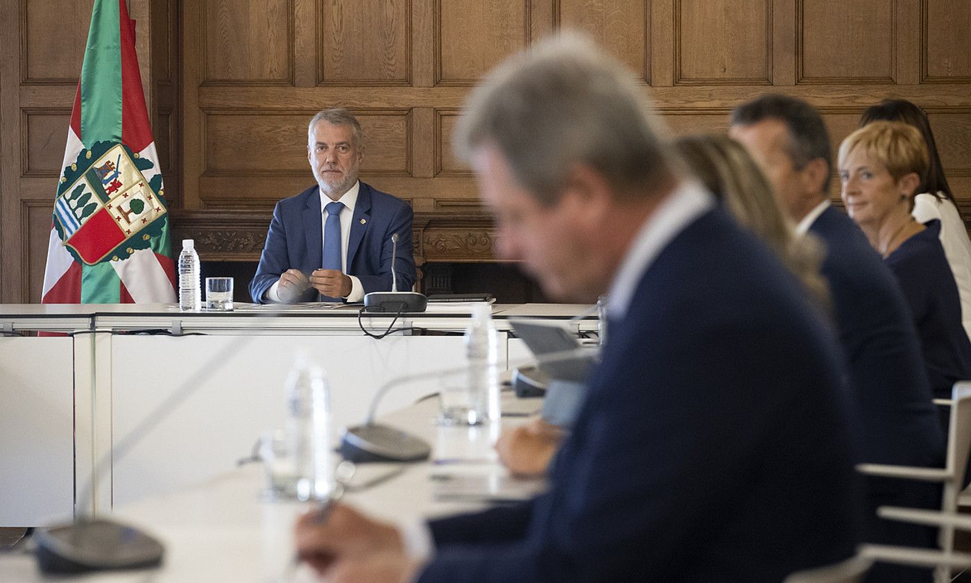 Iñigo Urkullu, Gobernu Kontseiluaren urte politikoko lehen bileran. JAVIER ETXEZARRETA / EFE. Iñigo Urkullu, Gobernu Kontseiluaren urte politikoko lehen bileran. JAVIER ETXEZARRETA / EFE.