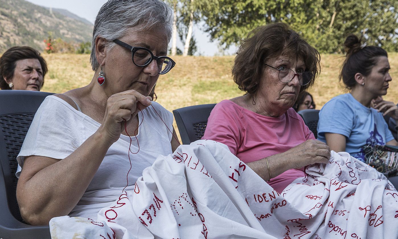 Daniela Gioda eta Patrizia Peimetti, uztailean, Italiako Venaus herrian, Mugak Zabalduz karabanaren ekitaldi batean, brodatzen. DABID SANCHEZ / EKINKLIK.