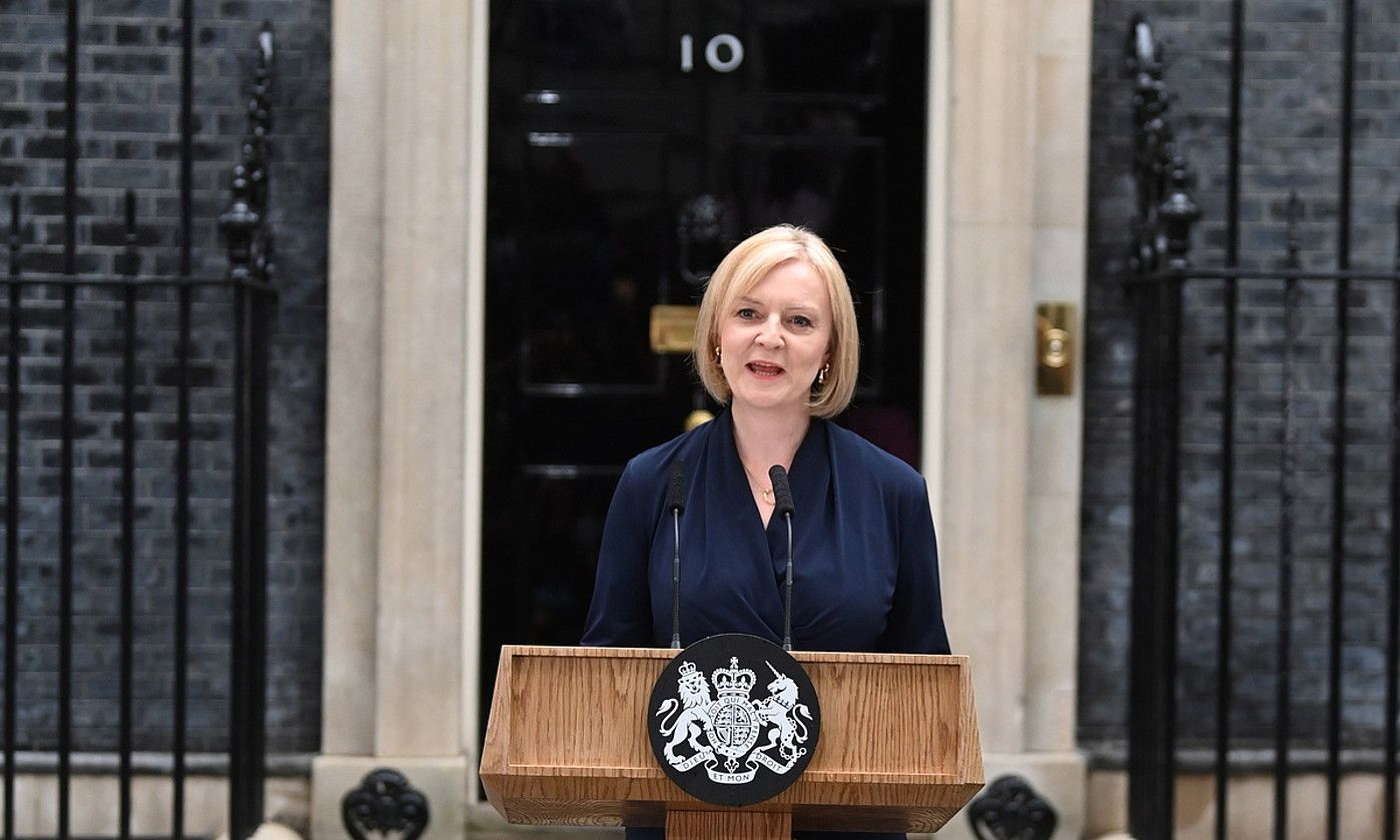 Liz Truss, Erresuma Batuko lehen ministroa, kargua hartu osteko lehen agerraldian, atzo, Londresen. NEIL HALL / EFE.