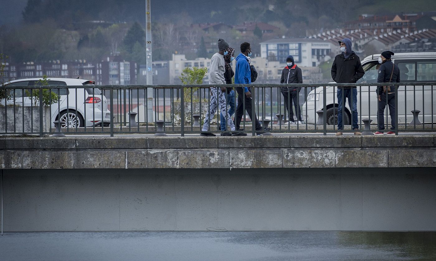 Migratzaile talde bat, Bidasoaren gaineko Santiago zubian, Irun eta Hendaia artean. GORKA RUBIO / FOKU. Migratzaile talde bat, Bidasoaren gaineko Santiago zubian, Irun eta Hendaia artean. GORKA RUBIO / FOKU.