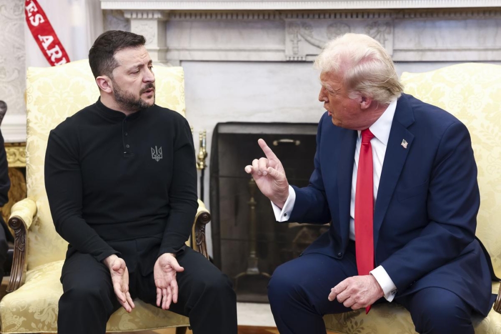 Zelenski eta Trump, Etxe Zurian izandako sesioan. JIM LO SCALZO / EFE Zelenski eta Trump, Etxe Zurian izandako sesioan. JIM LO SCALZO / EFE