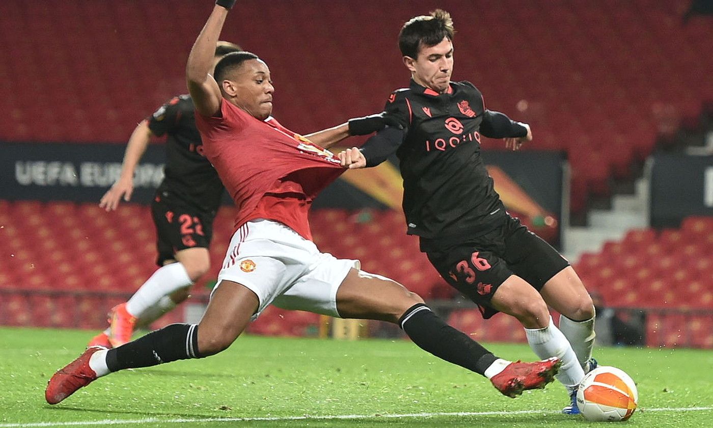 Anthony Martial eta Martin Zubimendi, lehian, iazko otsailean, Europako ligako kanporaketaren itzulikoan, jenderik gabeko Old Trafforden. PETER POWELL / EFE.