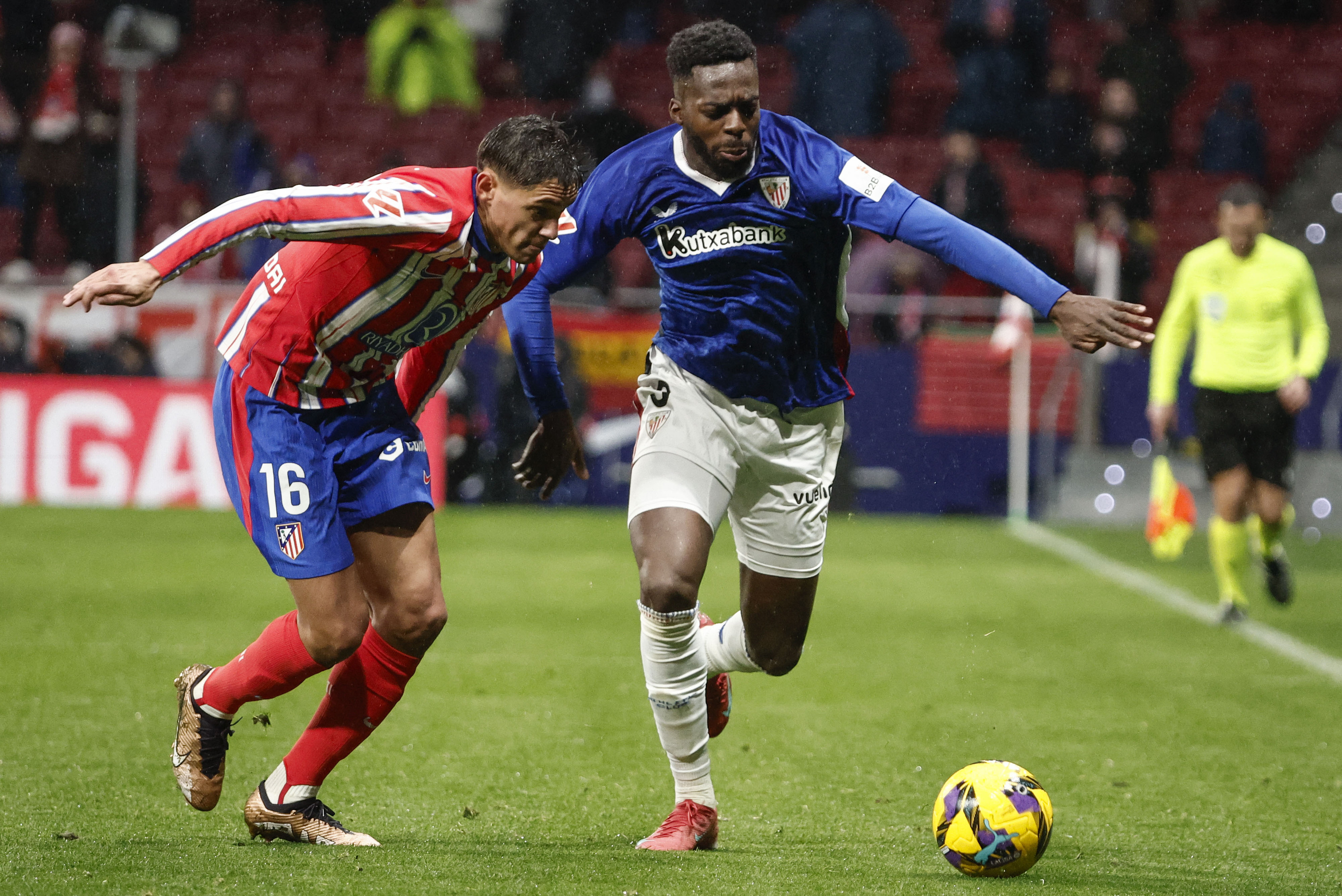 Iñaki Williams, baloia lortzeko borrokan. SERGIO PEREZ / EFE
