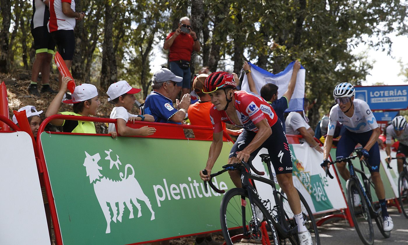 Evenepoel eta Mas, herenegun jokatutako etapan. JAVIER LIZON / EFE. Evenepoel eta Mas, herenegun jokatutako etapan. JAVIER LIZON / EFE.
