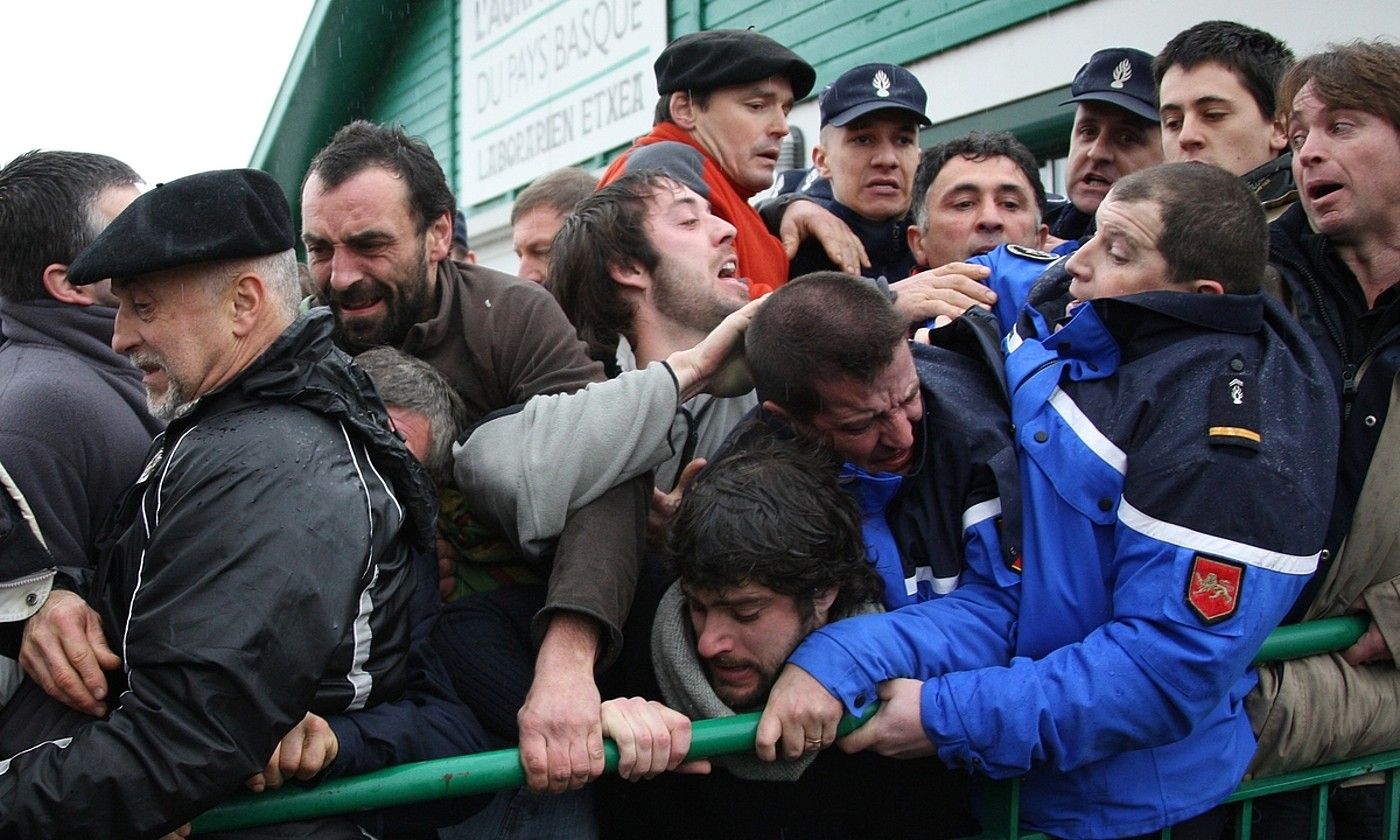 Kako etxaldeko auzia. SAFER-en bileran, 2008ko urtarrilean Donapaleun, jendarmeek bidea itxi zieten manifestariei. ELB.