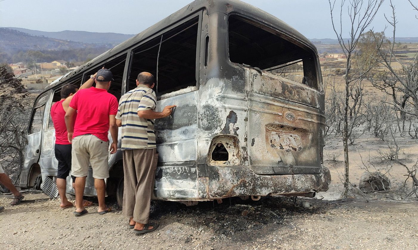 Al-Kalako zoologikoan erretako autobusa. EFE.