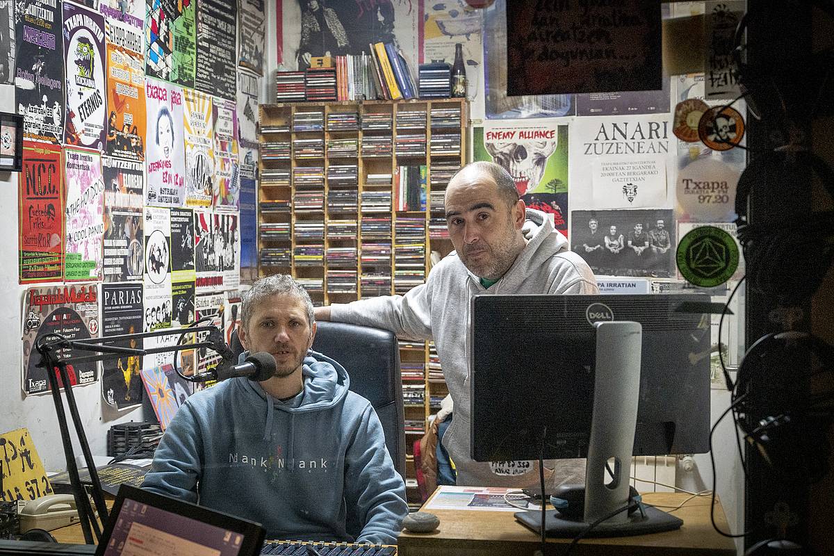 Ezkerran, Lander Juaristi Lasa; eskuinean, Andoni Larrañaga Olabarria. Bergarako Txapa irratiko estudioan. GORKA RUBIO / FOKU