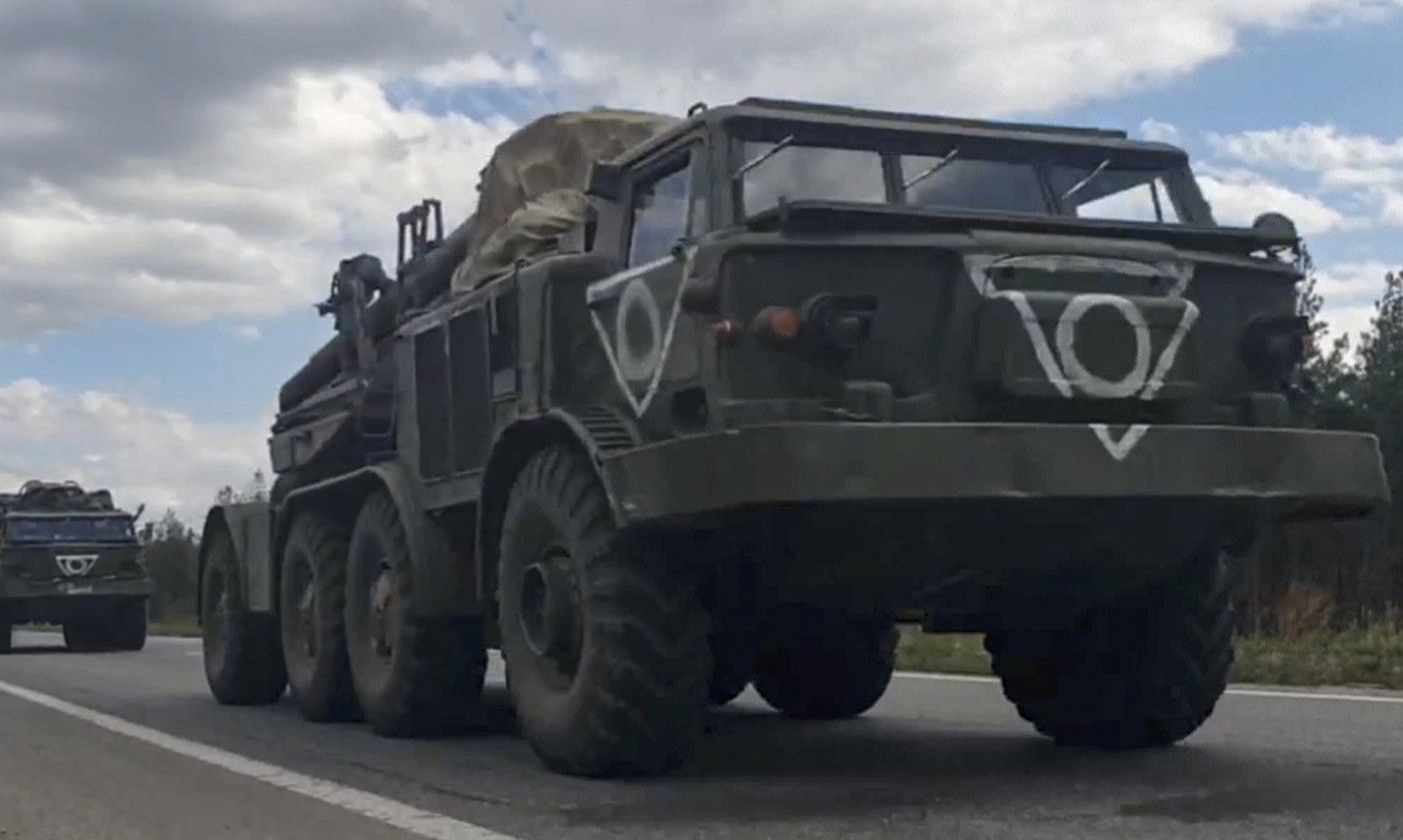 Errusiaren ibilgailu militarrak Kharkivera bidean. ERRUSIAKO DEFENTSA MINISTERIOA / EFE. Errusiaren ibilgailu militarrak Kharkivera bidean. ERRUSIAKO DEFENTSA MINISTERIOA / EFE.