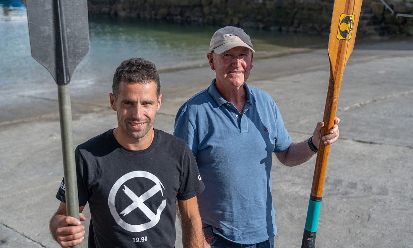 Joxe Manuel Etxabe Getariako arraunlari ohia eta Iker Etxabe arraunlaria, herriko altxerrian. ANDONI CANELLADA / FOKU. Joxe Manuel Etxabe Getariako arraunlari ohia eta Iker Etxabe arraunlaria, herriko altxerrian. ANDONI CANELLADA / FOKU.
