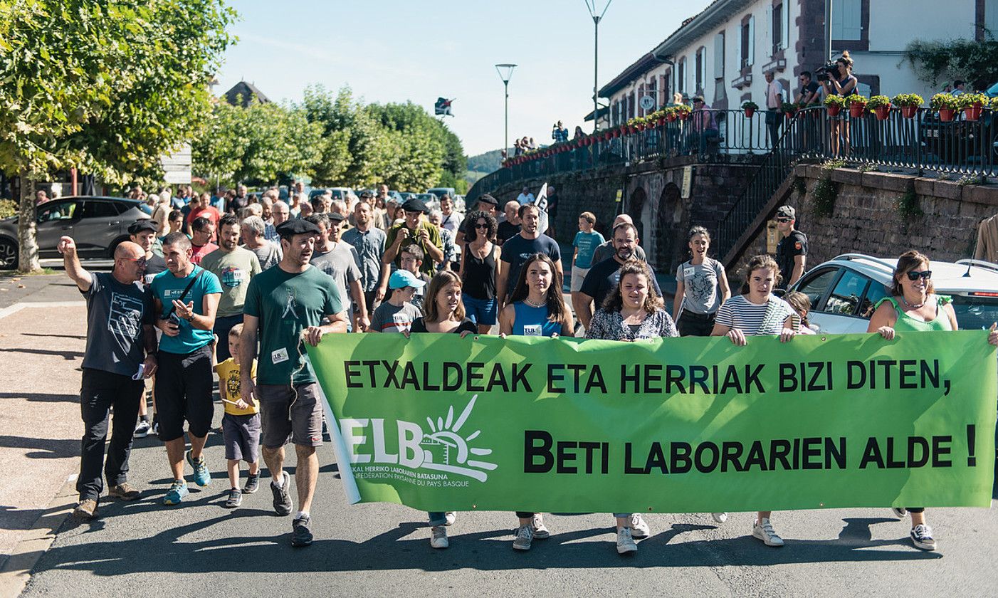 ELB sindikatuak antolatutako manifestazioa, atzo, Donibane Garazin. GUILLAUME FAUVEAU.