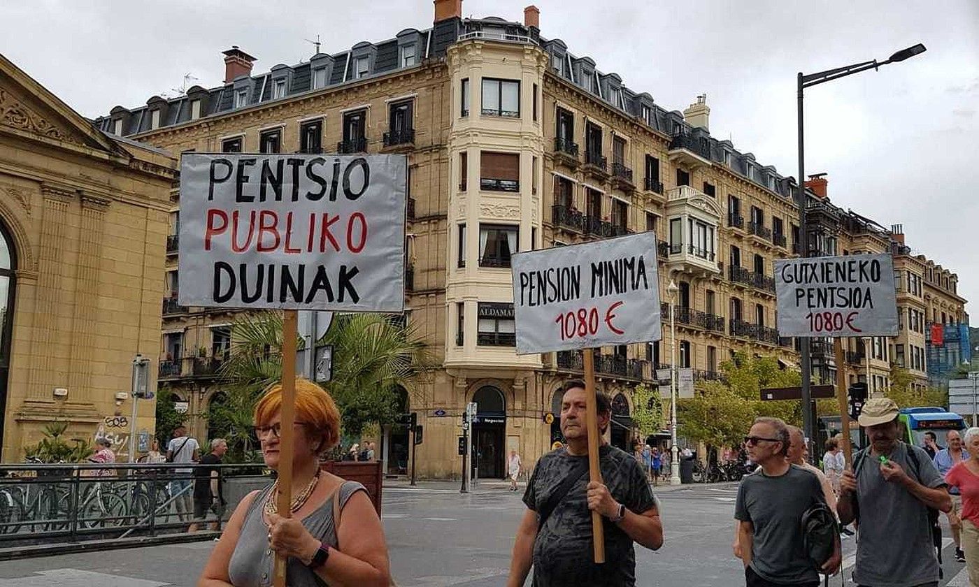 Euskal Herriko pentsiodunen mugimenduak Donostian egindako protesta, atzo. BERRIA.