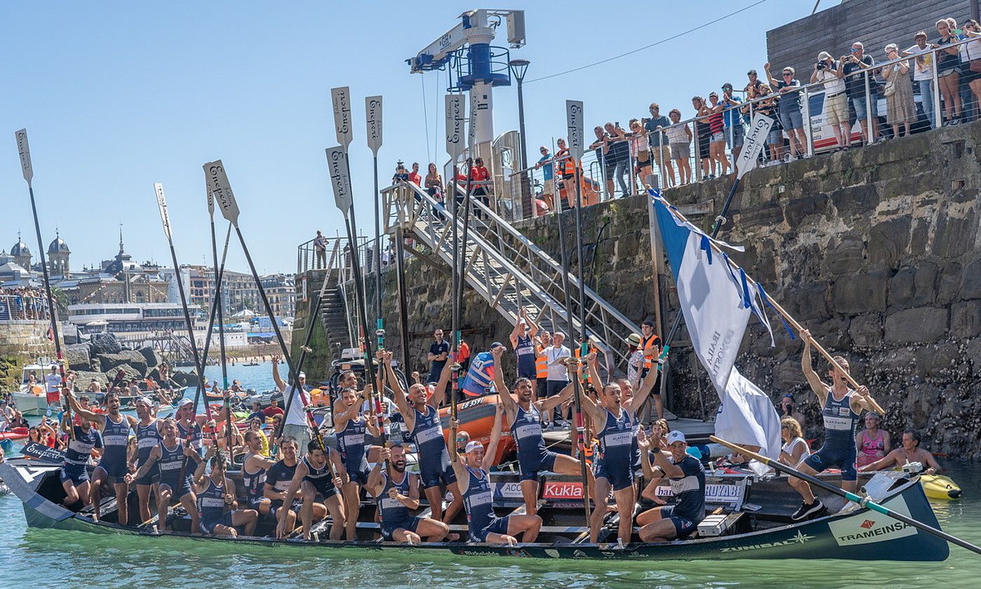 Urdaibai Kontxako Bandera irabazi izana ospatzen, igandean, Donostiako kaian. ANDONI CANELLADA / FOKU.