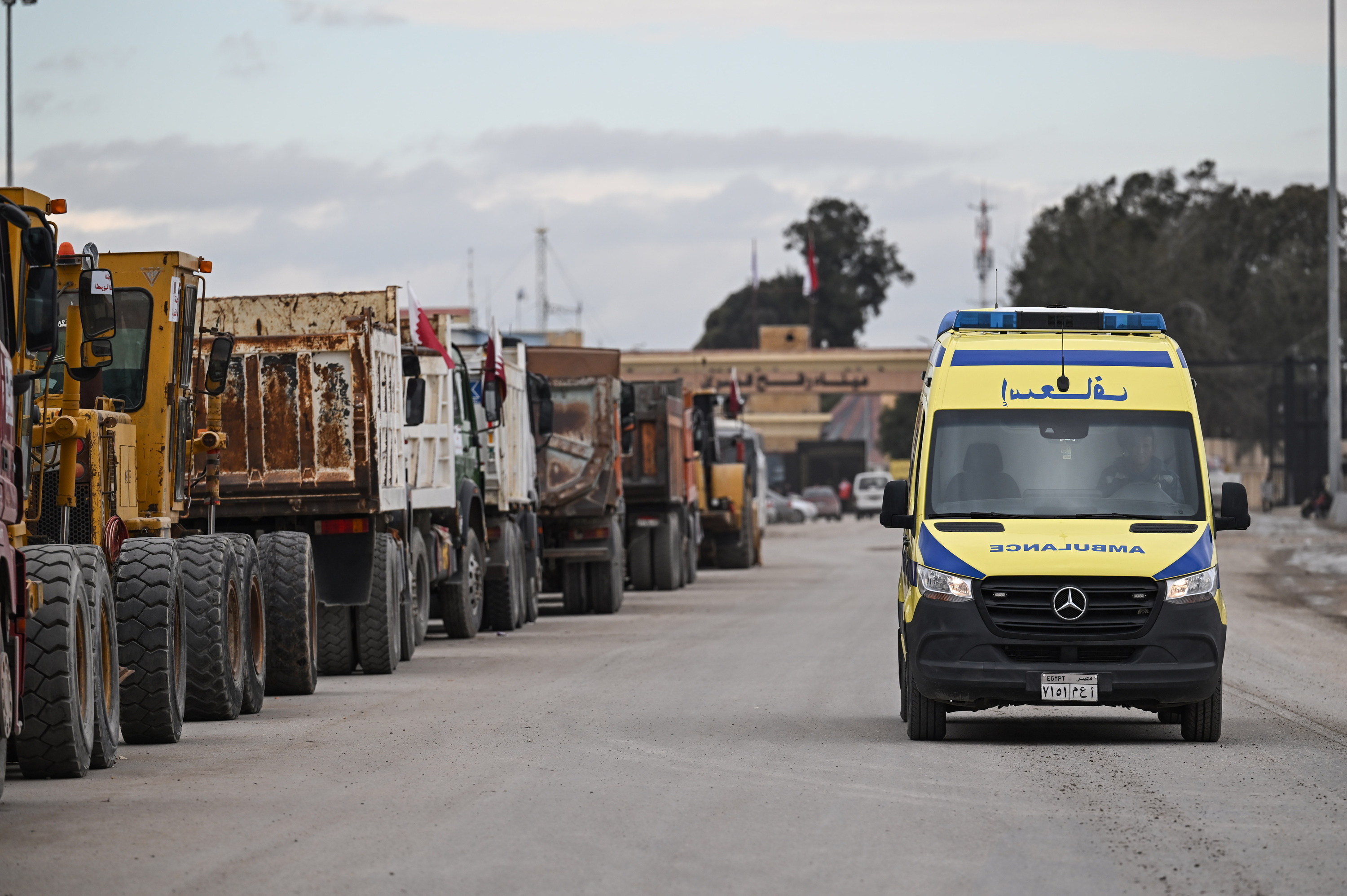 Laguntza humanitarioa daramaten kamioiak, Gazara sartzeko itxaroten, Rafah inguruan. MOHAMED HOSSAM / EFE