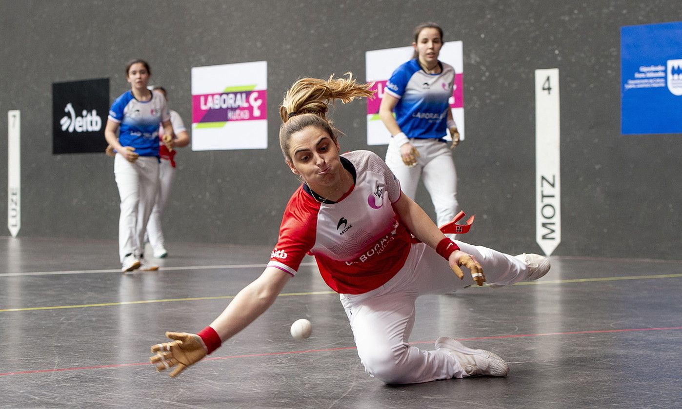 Amaia Aldai aurrelaria, pilota jo nahian, Emakume Master Cupeko Binakako Txapelketaren finalean. IÑIGO URIZ / FOKU. Amaia Aldai aurrelaria, pilota jo nahian, Emakume Master Cupeko Binakako Txapelketaren finalean. IÑIGO URIZ / FOKU.
