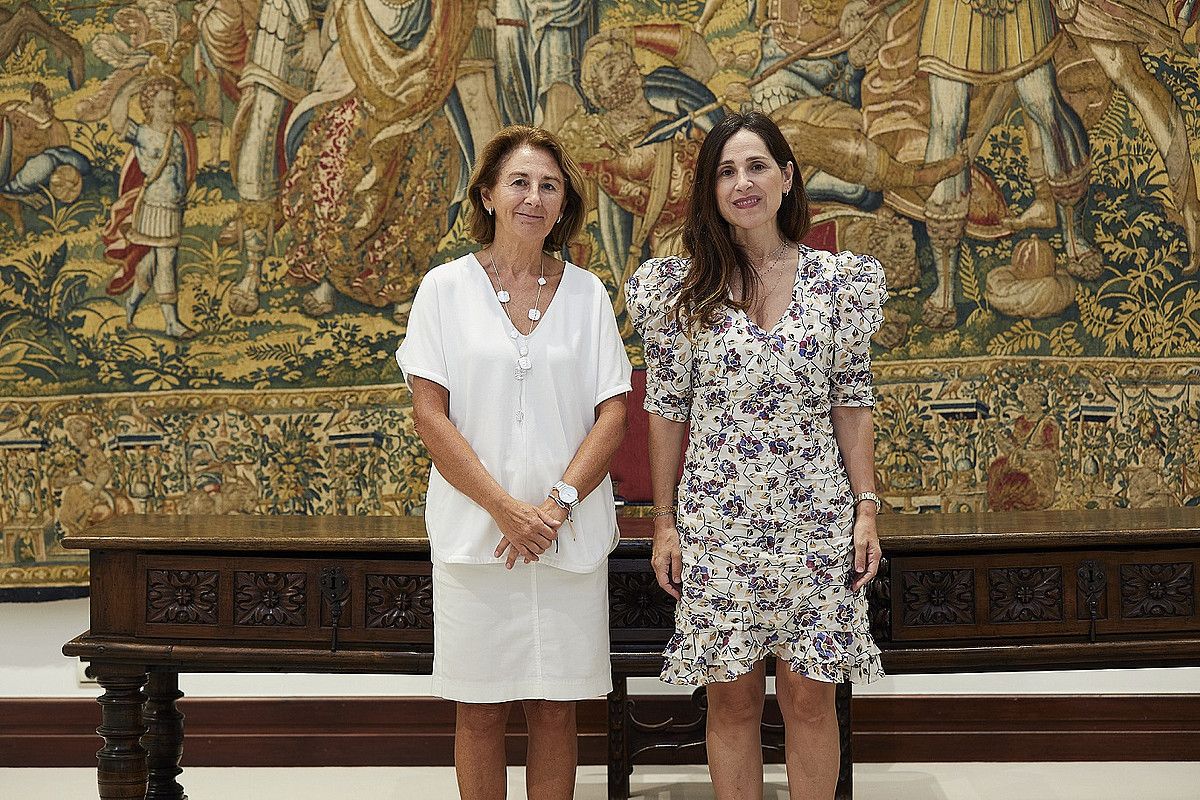 Bakartxo Tejeria eta Carmen Adan, atzo, Eusko Legebiltzarrean. LEGEBILTZARRA. Bakartxo Tejeria eta Carmen Adan, atzo, Eusko Legebiltzarrean. LEGEBILTZARRA.