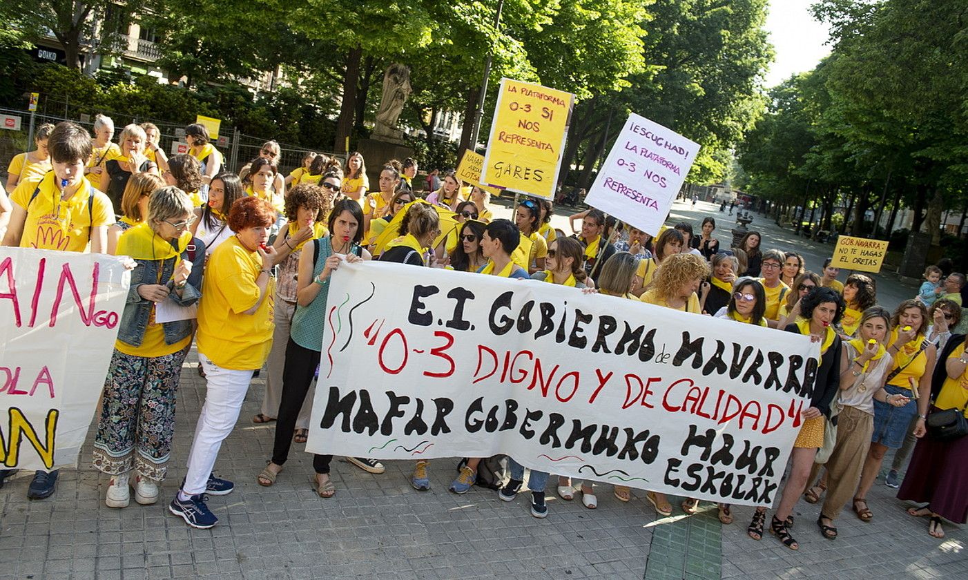 0-3 Plataformak Nafarroako Parlamentuaren aurrean eginiko protesta, iragan maiatzean. IÑIGO URIZ / FOKU.