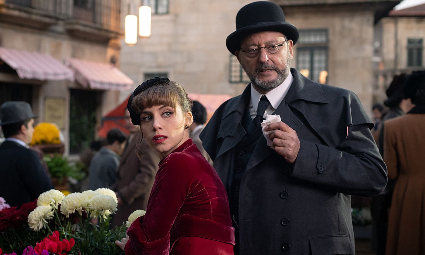 Aura Garrido eta Jean Reno aktoreak Un asunto privado telesailean. AMAZON PRIME VIDEO.