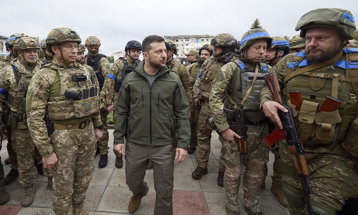 Ukrainako presidente Volodimir Zelenski —erdian—, atzo, Izium hirira egindako bisitan, Kharkiv probintzian. PRESIDENTIAL PRESS SERVICE HANDO / EFE.