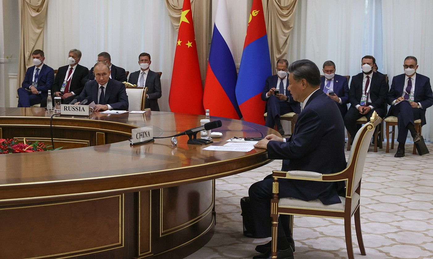 Vladimir Putin Errusiako presidentea eta Xi Jinping Txinakoa, atzo, Uzbekistanen egindako goi bileran. ALEXANDR DEMYANCHUK / EFE.