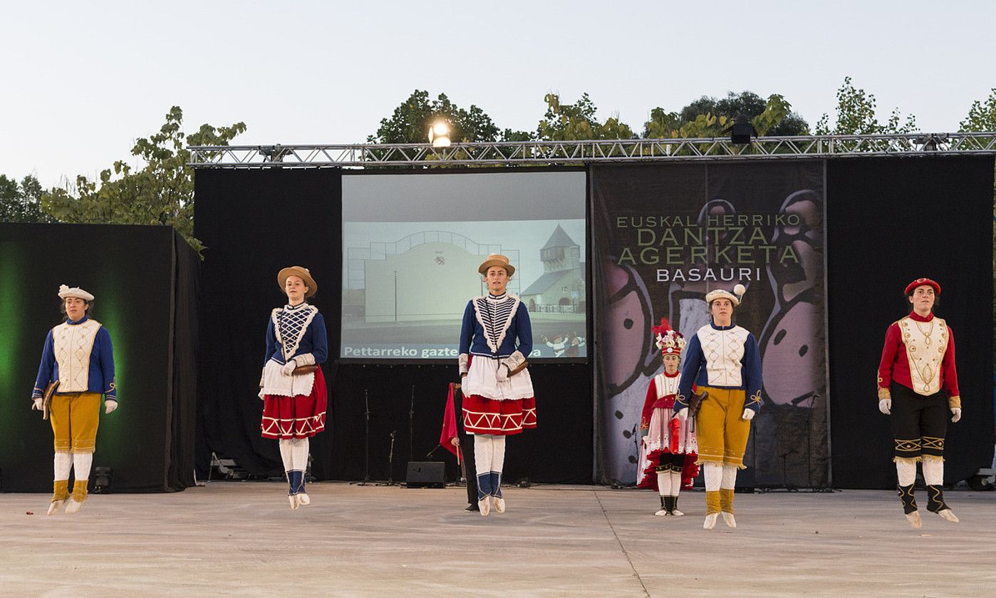 Pettarrako (Zuberoa) dantzariak, maskaradetako dantzak aurkezten, Basaurin, 2018ko Euskal Herriko Dantza Agerketan. PEDRO KAREAGA / EHDA. Pettarrako (Zuberoa) dantzariak, maskaradetako dantzak aurkezten, Basaurin, 2018ko Euskal Herriko Dantza Agerketan. PEDRO KAREAGA / EHDA.