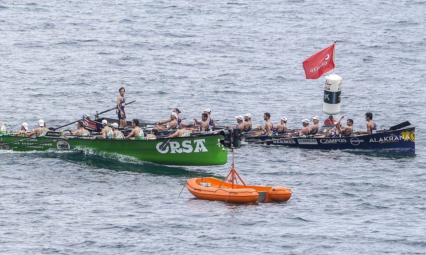 Hondarribia eta Urdaibai, Lekeition, ligako estropadan, txanpa estua izan eta gero. MARISOL RAMIREZ/ FOKU.