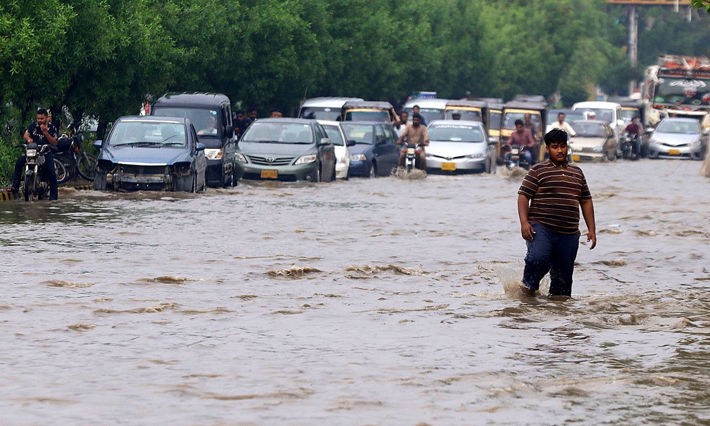 Pakistango herritarrak, urak hartutako kaleetan, Karachin. SHAHZAIB AKBER / EFE.