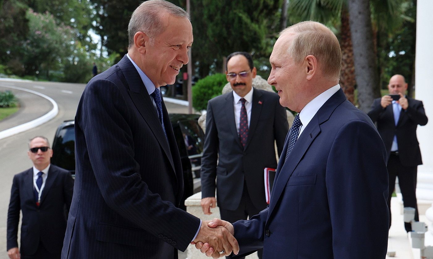 Turkiako presidente Recep Tayyip Erdogan eta Errusiako Vladimir Putin, Sotxin. V. P. / EFE. Turkiako presidente Recep Tayyip Erdogan eta Errusiako Vladimir Putin, Sotxin. V. P. / EFE.