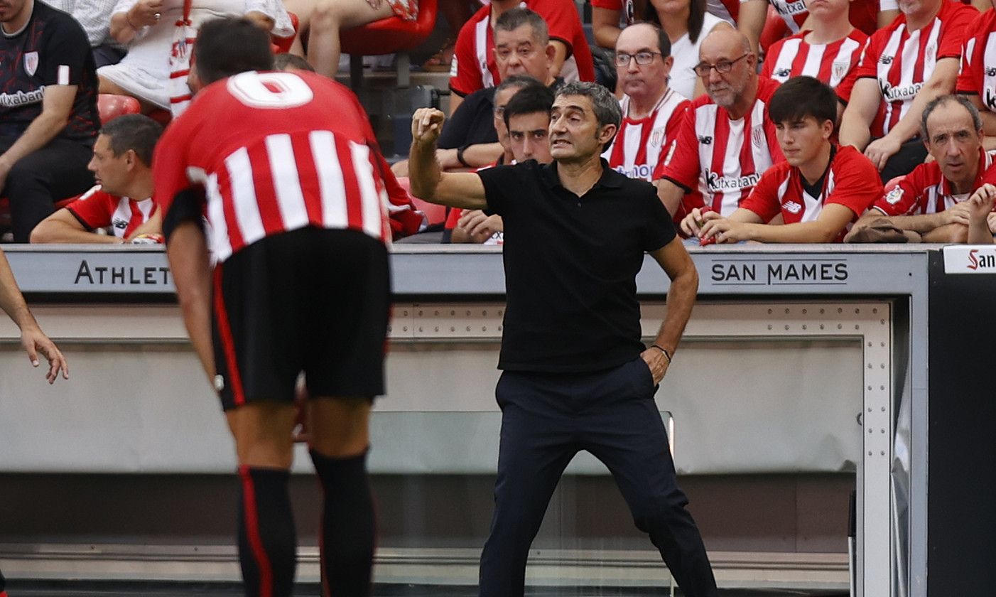 Ernesto Valverde, aginduak ematen, Espanyolen aurkako partidan, San Mamesen. MIGUEL TOÑA / EFE.