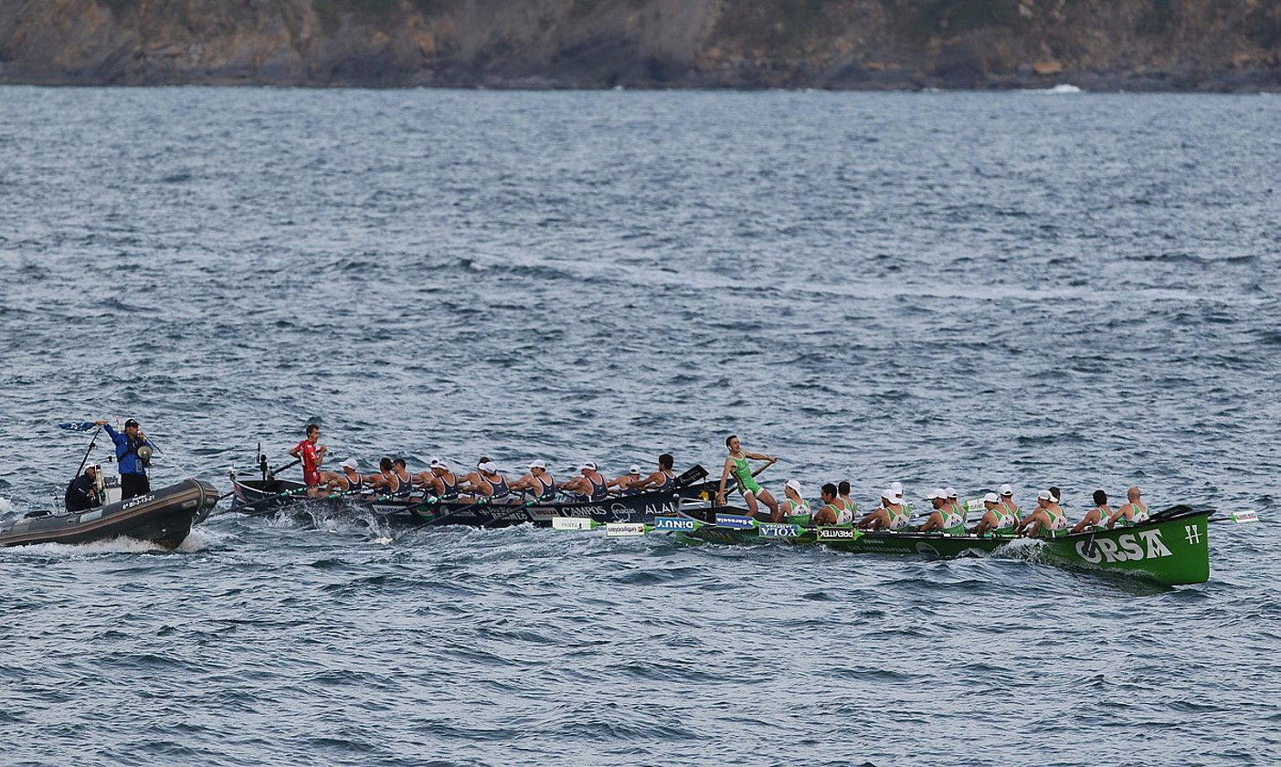 Hondarribia Urdaibairen aurretik atzo Bermeon, azkeneko luzean, eta epailea bandera urdina ateratzen gipuzkoarrei. OSKAR MATXIN EDESA / FOKU.