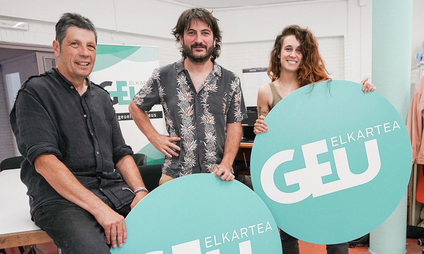 Joseba Gorostiza, Azaitz Unanue eta Nefer Olaizola Geu elkarteko kideak, taldearen egoitzan. ENDIKA PORTILLO / FOKU. Joseba Gorostiza, Azaitz Unanue eta Nefer Olaizola Geu elkarteko kideak, taldearen egoitzan. ENDIKA PORTILLO / FOKU.
