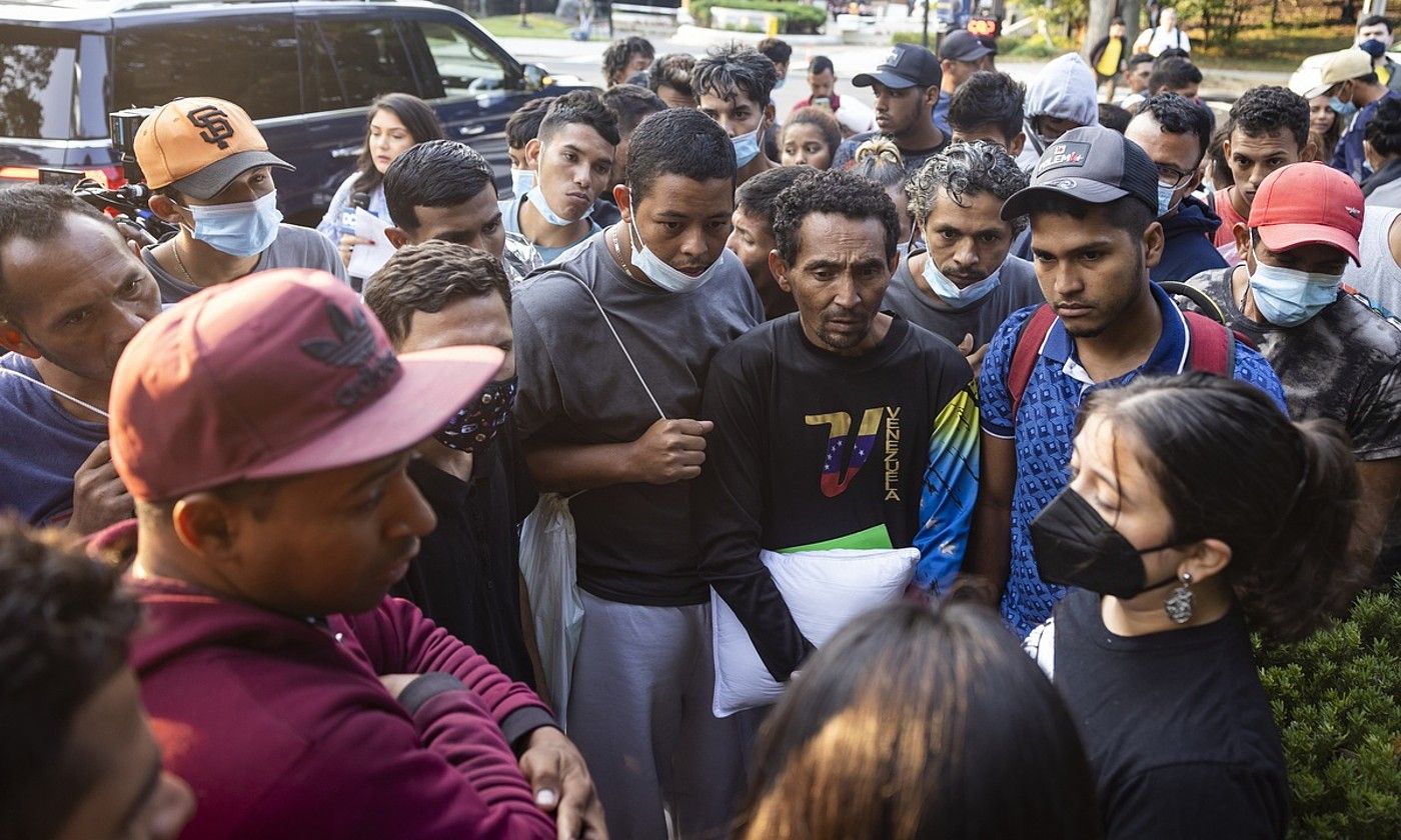 Migratzaile talde bat Kamala Harris presidenteordearen etxe aurrean, Washingtonen, ostegunean. JIM LO SCALZO / EFE. Migratzaile talde bat Kamala Harris presidenteordearen etxe aurrean, Washingtonen, ostegunean. JIM LO SCALZO / EFE.