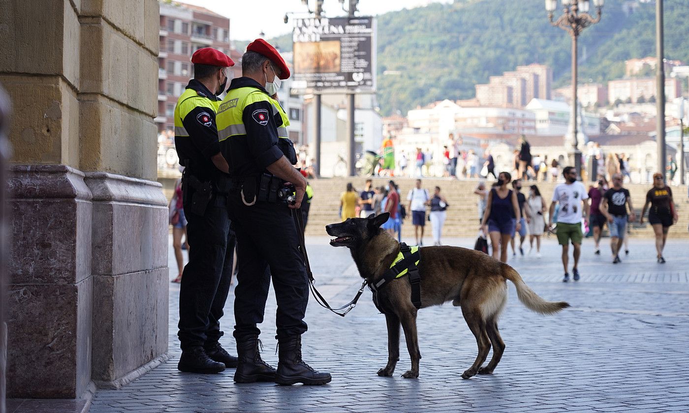 Bilboko udaltzain bi, Arriaga plazan. ARITZ LOIOLA / FOKU.