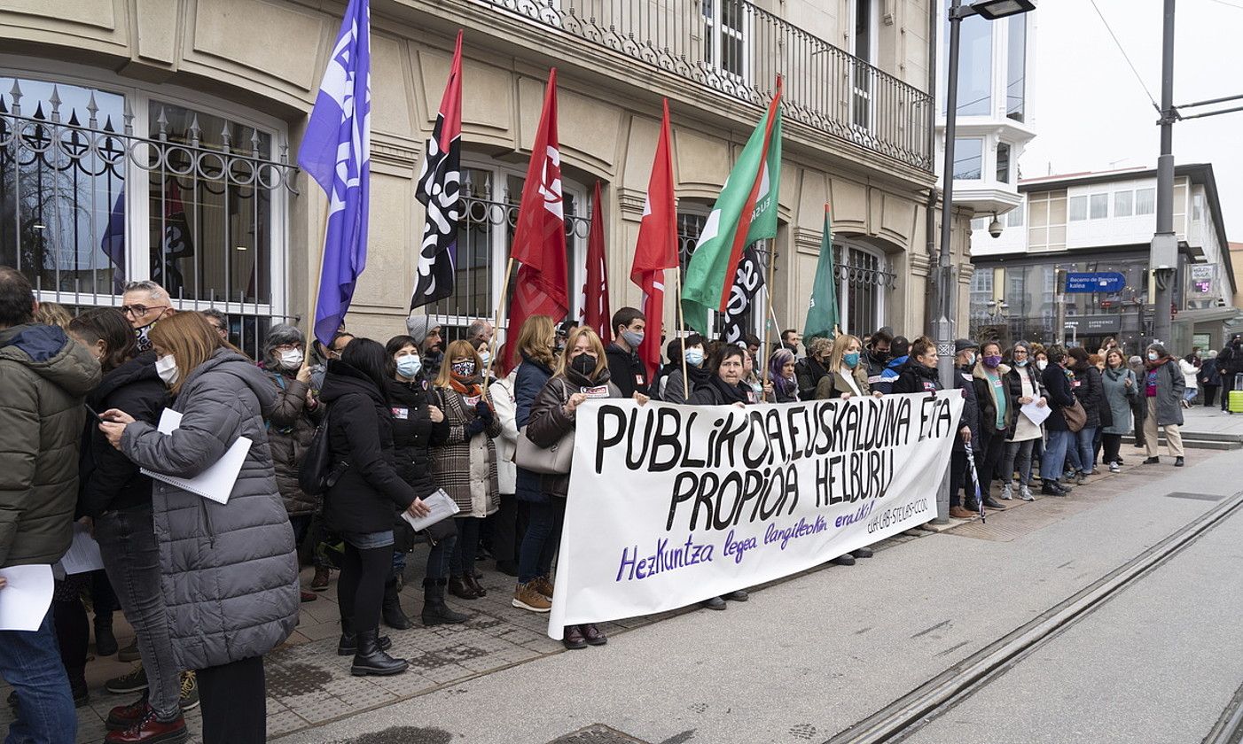 Sindikatuen protesta, Gasteizen, hezkuntza ituna sinatu zutenean. R.G. / FOKU.