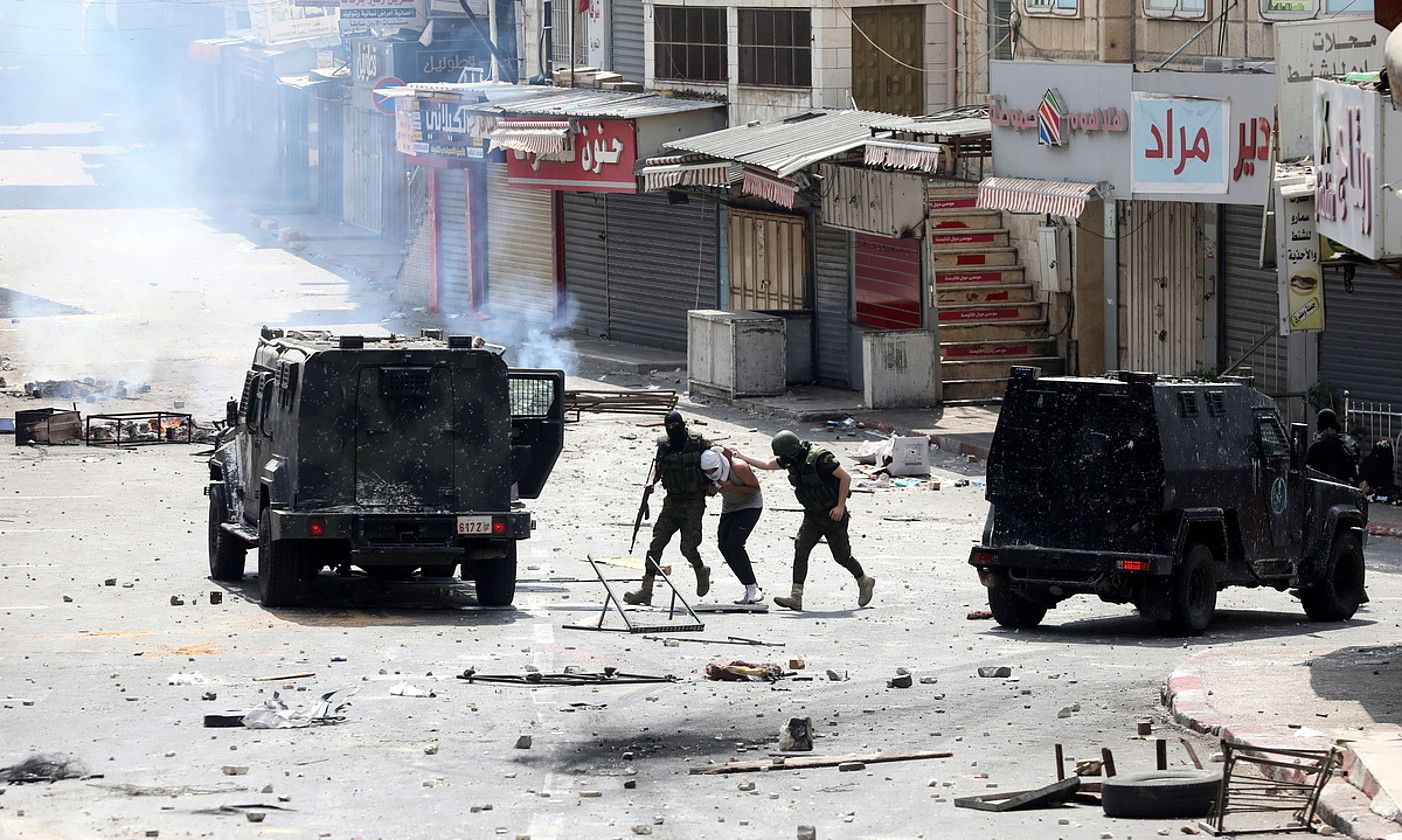 PANeko kideak palestinar bat atxilotzen, atzo, Nablusen. ALAA BADARNEH / EFE.