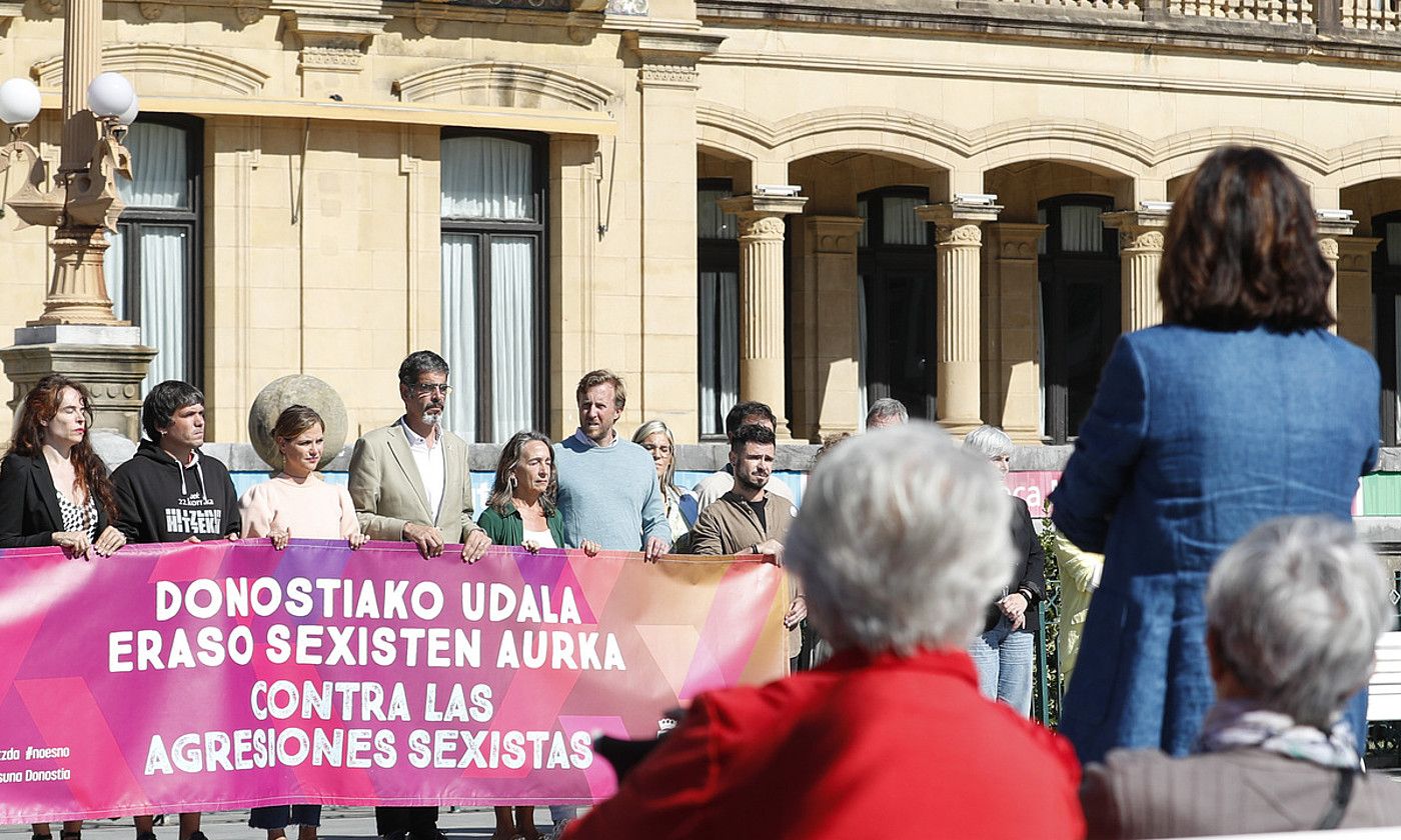 Donostiako udal ordezkariek elkarretaratzea egin zuten atzo udaletxearen aurrean, erasoa salatzeko. JUAN HERRERO / EFE.