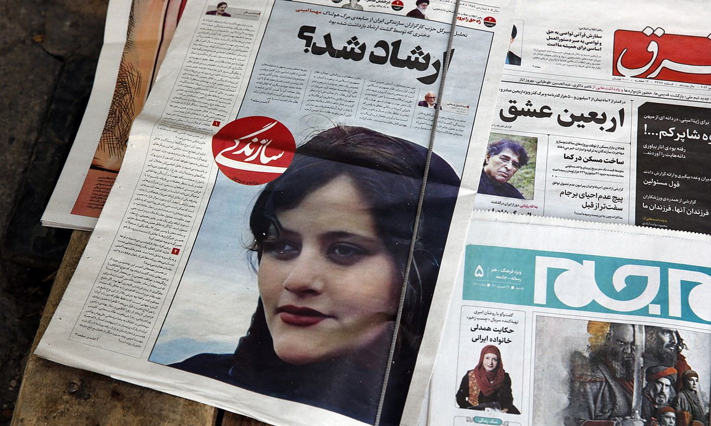 Irango egunkari baten azala, Aminiren argazkiarekin. ABEDIN TAHERKENAREH / EFE. Irango egunkari baten azala, Aminiren argazkiarekin. ABEDIN TAHERKENAREH / EFE.