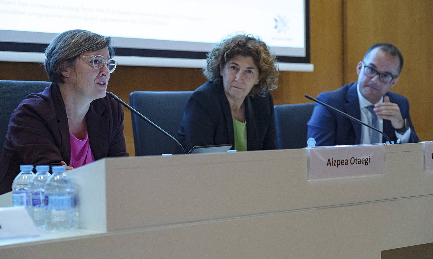 Aizpea Otaegi, Elena Perez Barredo eta Sergio Murillo Deustuko Unibertsitatean atzo, mahai inguruan. ARITZ LOIOLA / FOKU.