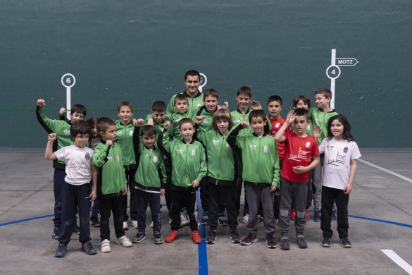 Abaxitabidea pilota elkarteko pilotariak, Oltzako frontoian, martxoaren 3ko entrenamendua hasi aurretik. IÑIGO URIZ / FOKU Abaxitabidea pilota elkarteko pilotariak, Oltzako frontoian, martxoaren 3ko entrenamendua hasi aurretik. IÑIGO URIZ / FOKU