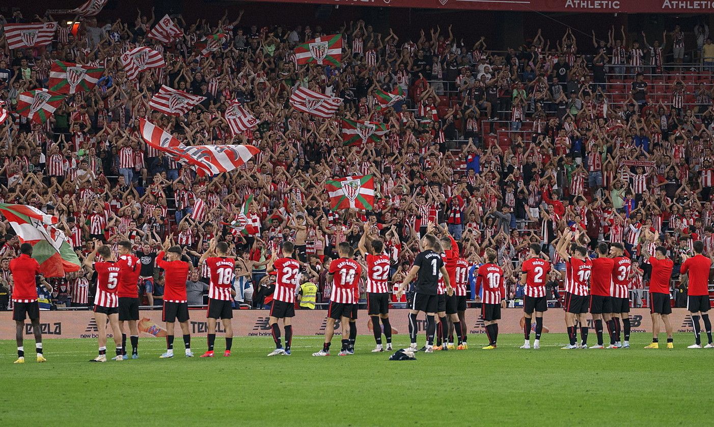 Athleticeko jokalariak, azken neurketan garaipena lortu eta gero, San Mameseko Herri Harmailarekin garaipena ospatzen. ARITZ LOIOLA / FOKU. Athleticeko jokalariak, azken neurketan garaipena lortu eta gero, San Mameseko Herri Harmailarekin garaipena ospatzen. ARITZ LOIOLA / FOKU.