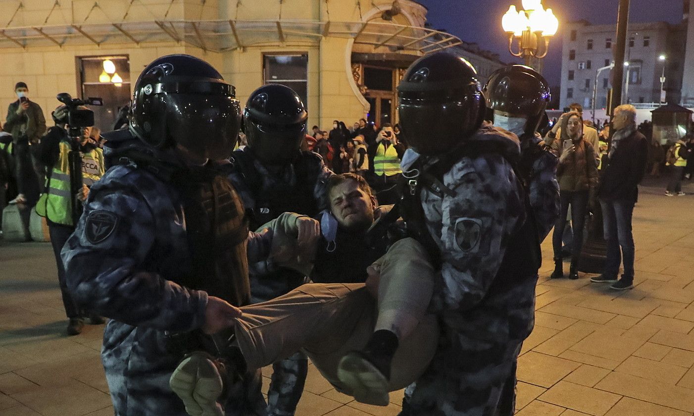 Errusiako Polizia Putinen deiaren kontra protesta egitera atera zen pertsona bat atxilotzen, atzo, Moskun. EFE.