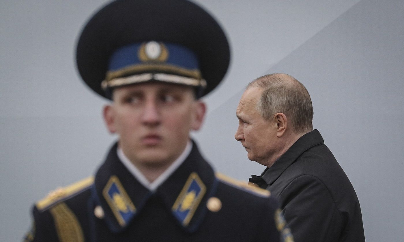 Vladimir Putin Errusiako presidentea, soldadu baten atzetik igarotzen, joan den maiatzean, Errusiaren Garaipenaren Egunean, Moskun. MAXIM XIPENKOV / EFE. Vladimir Putin Errusiako presidentea, soldadu baten atzetik igarotzen, joan den maiatzean, Errusiaren Garaipenaren Egunean, Moskun. MAXIM XIPENKOV / EFE.