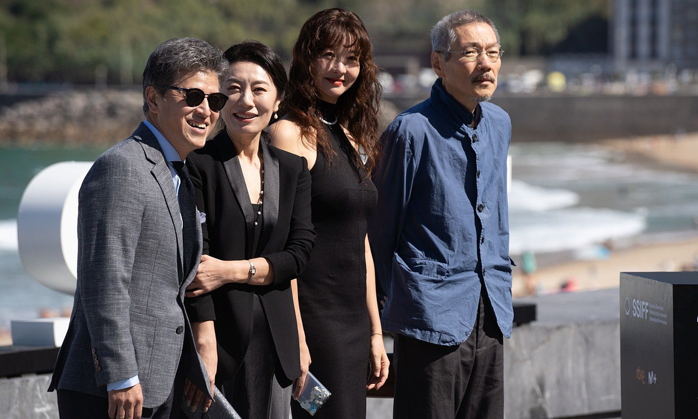 Walk Up. Hong Sang-soo zinemagilea —eskuinean—, filmeko aktoreekin, Donostian, atzo. JAGOBA MANTEROLA / FOKU. Walk Up. Hong Sang-soo zinemagilea —eskuinean—, filmeko aktoreekin, Donostian, atzo. JAGOBA MANTEROLA / FOKU.