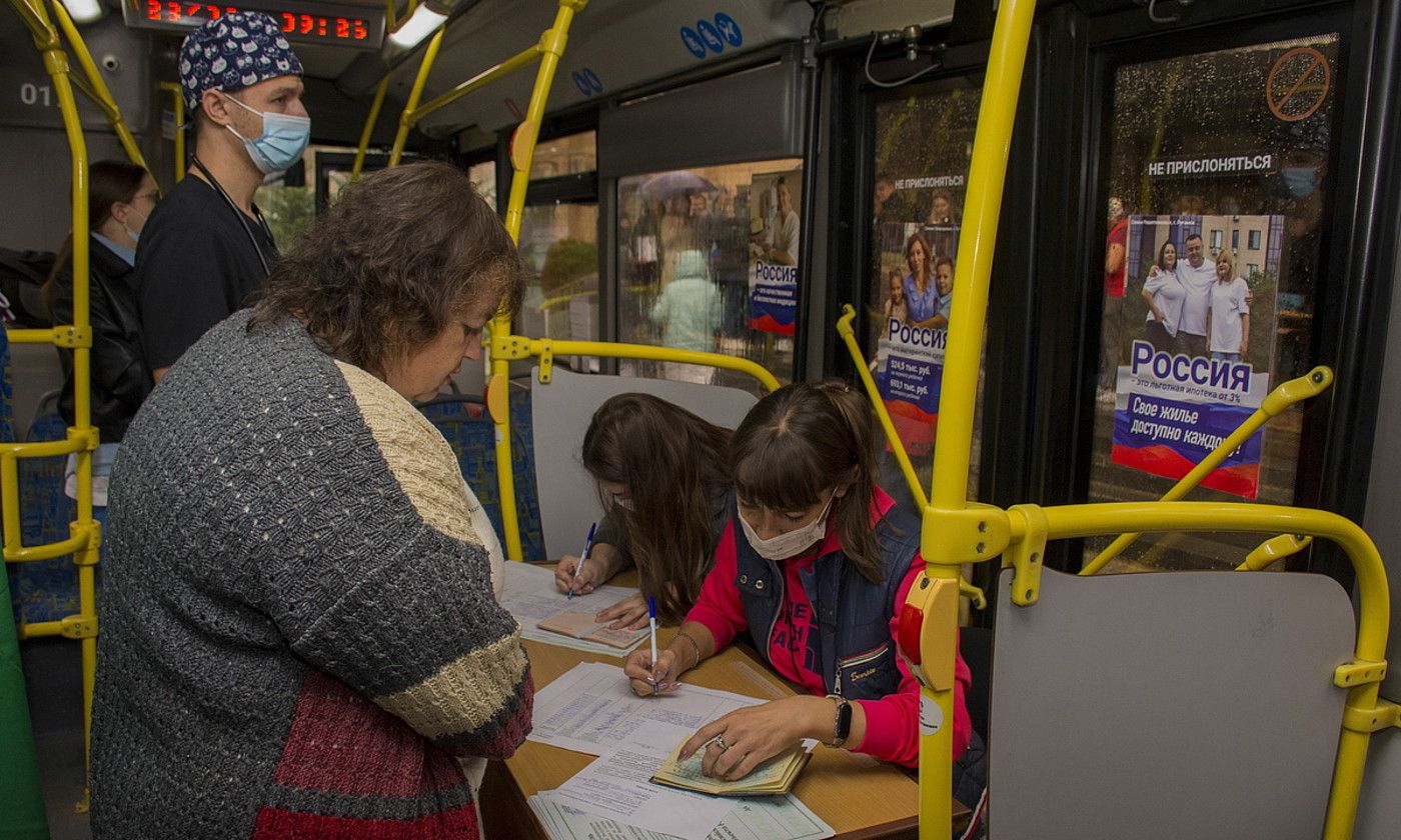 Herritar batzuk, atzo, erreferendumerako propio prestatutako autobus batean bozkatzen, Luhansken. EFE. Herritar batzuk, atzo, erreferendumerako propio prestatutako autobus batean bozkatzen, Luhansken. EFE.