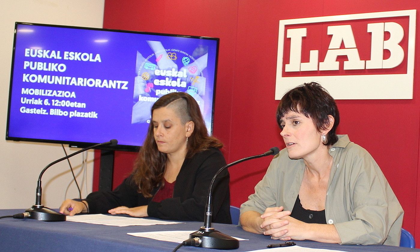 Tobar eta Aranburu prentsaurrekoa ematen, atzo, Bilbon. LAB. Tobar eta Aranburu prentsaurrekoa ematen, atzo, Bilbon. LAB.