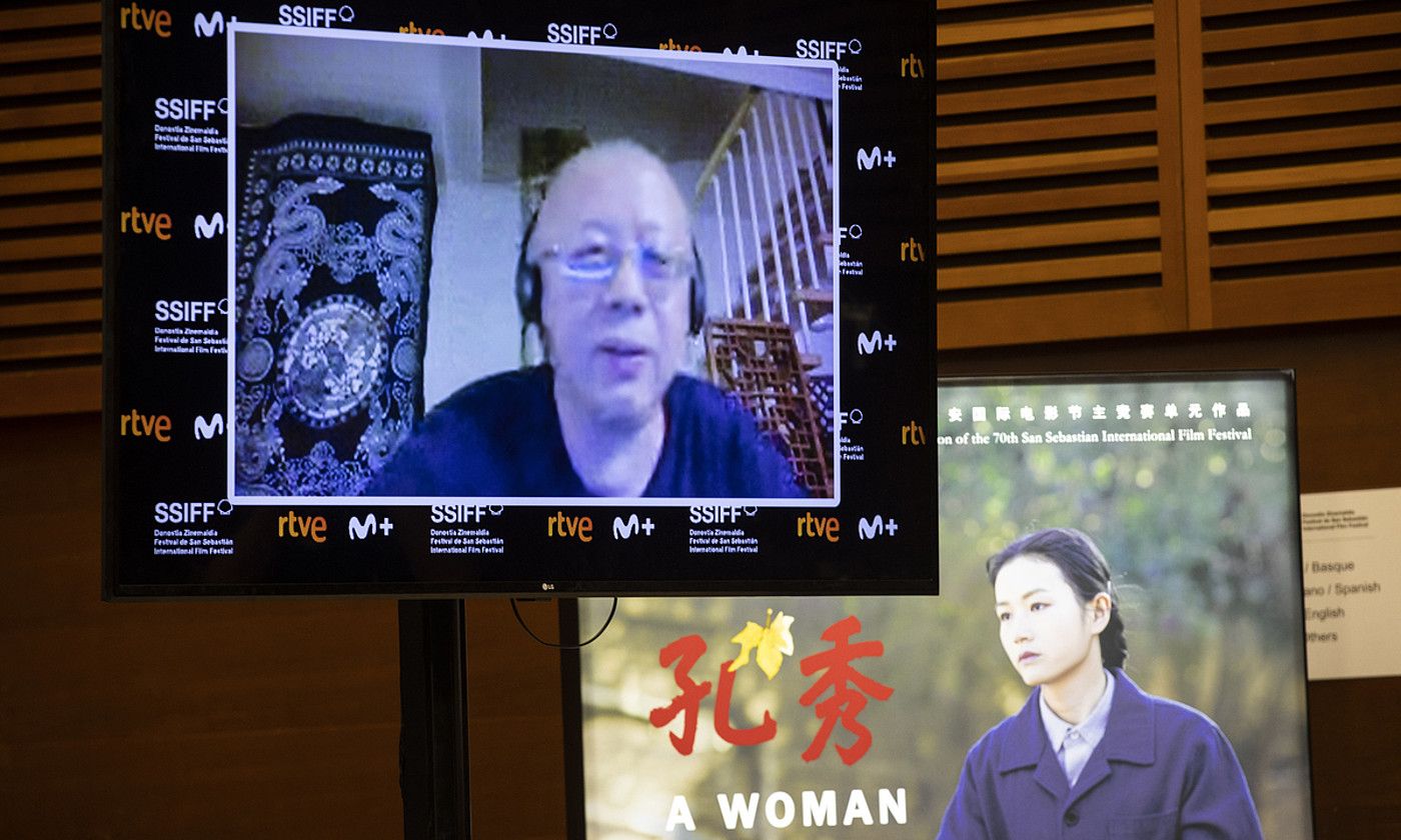 Wang Chao zinemagilea ezin izan da Donostiara etorri, eta online egin zuen agerraldia, atzo. JAVIER ETXEZARRETA / EFE. Wang Chao zinemagilea ezin izan da Donostiara etorri, eta online egin zuen agerraldia, atzo. JAVIER ETXEZARRETA / EFE.