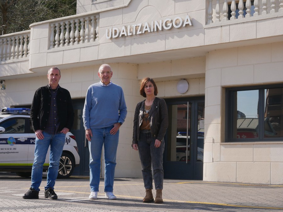 Haritz Alberdi, Iñaki Ostolaza eta Nagore Alkorta, otsailaren 19an, Zumaian. ZUMAIAKO UDALA