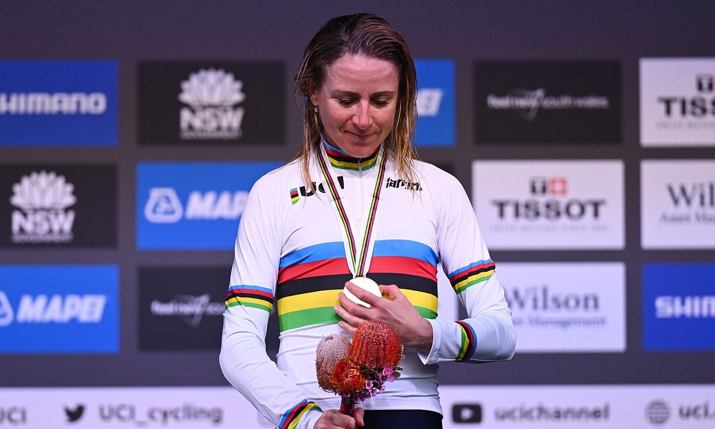 Annemiek van Vleuten, podiumean, ortzadar maillota soinean, eta urrezko domina kolkoan. DEAN LEWINS / EFE.